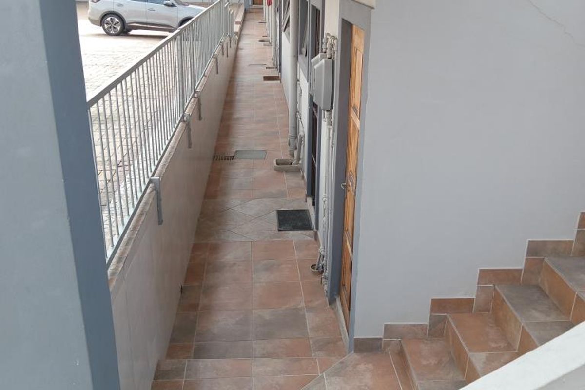 MODERN GROUND FLOOR  -  2-BEDROOM APARTMENT IN THE HEART OF MALVERN - Photo 5