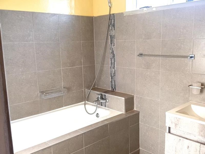 Newly renovated and very spacious 3-Bedroom Apartment in the Heart of Morningside - Photo 5