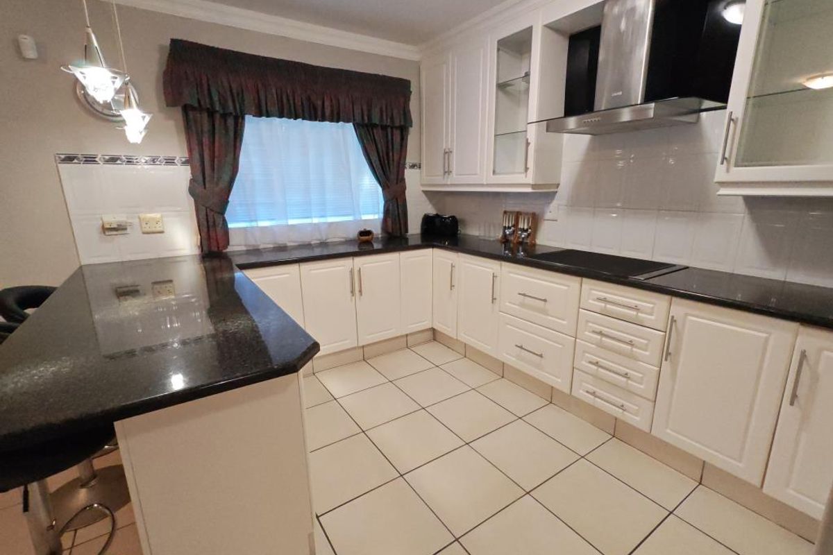 Beautiful 3 Bedroom Home For Rent in Bonza Bay - Photo 4