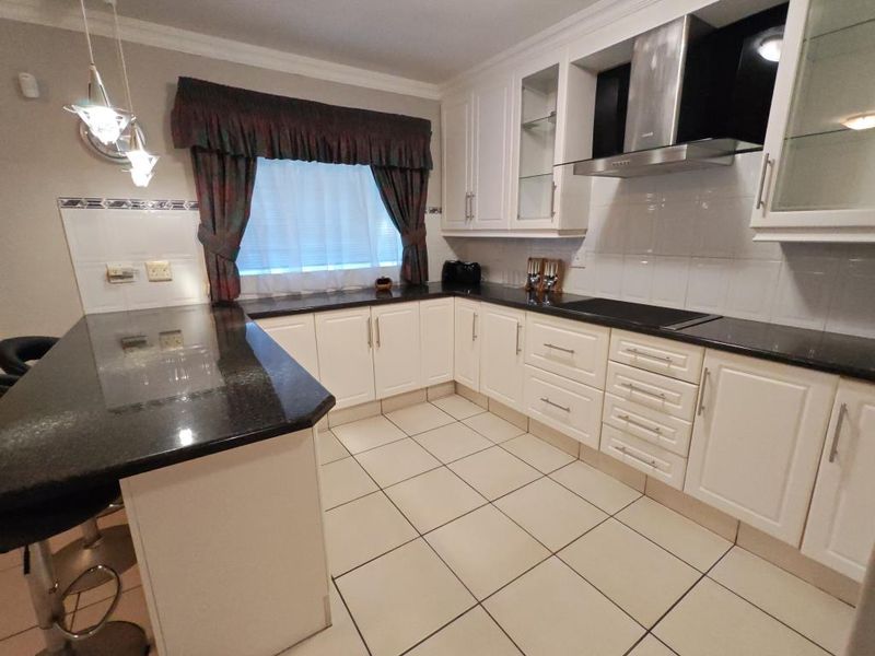 Beautiful 3 Bedroom Home For Rent in Bonza Bay - Photo 4