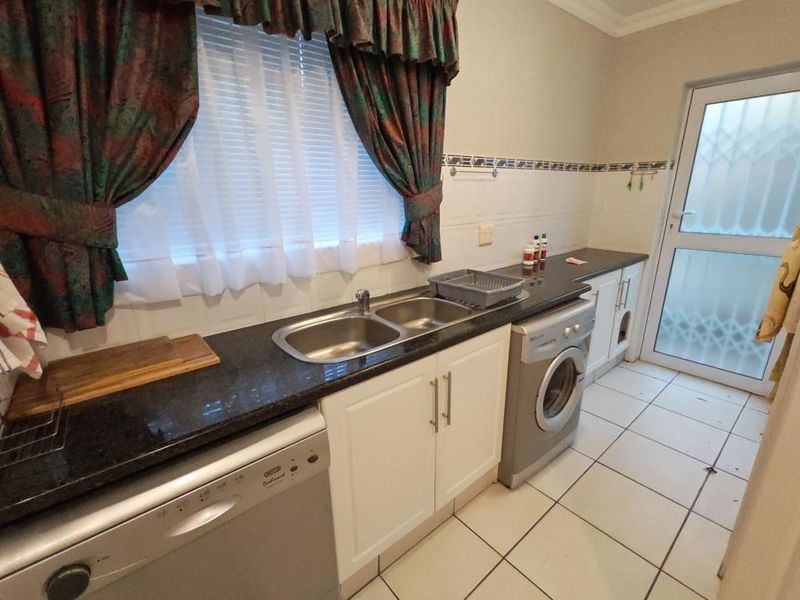 Beautiful 3 Bedroom Home For Rent in Bonza Bay - Photo 6