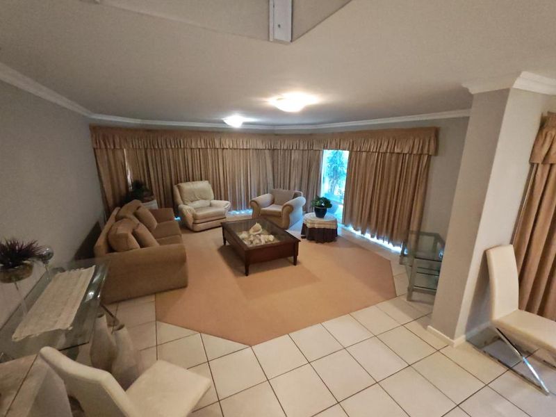 Beautiful 3 Bedroom Home For Rent in Bonza Bay - Photo 2