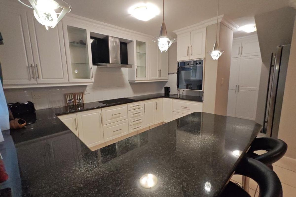 Beautiful 3 Bedroom Home For Rent in Bonza Bay - Photo 5