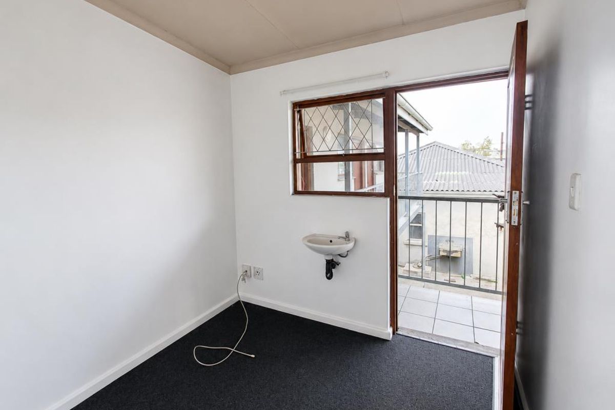Room For Rent in Caxton Street, Quigney - Photo 3