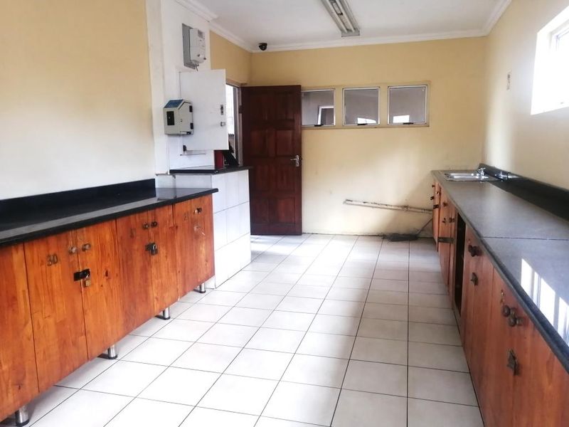 Room For Rent in Moore Street | Quigney - Photo 5