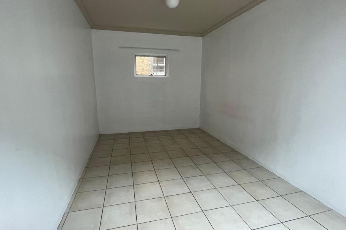 Room For Rent in Moore Street | Quigney - Photo 3