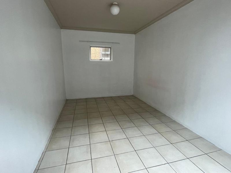 Room For Rent in Moore Street | Quigney - Photo 3