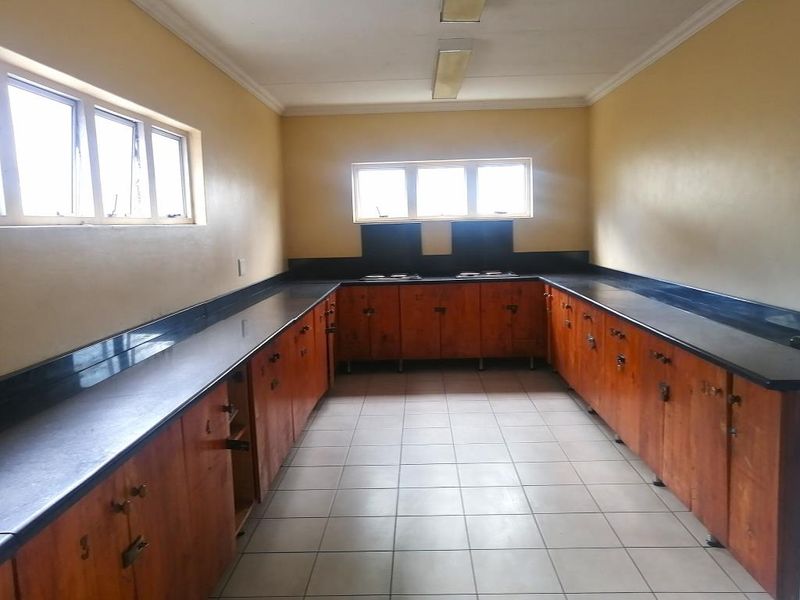 Room For Rent in Moore Street | Quigney - Photo 4