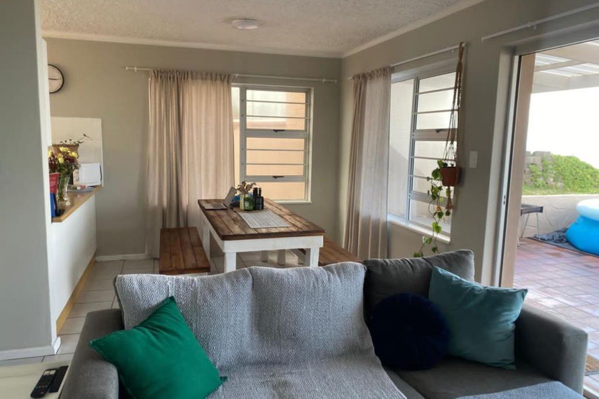 Coastal Comfort & Spectacular Sea Views in Aloe Place, Gonubie - Photo 4