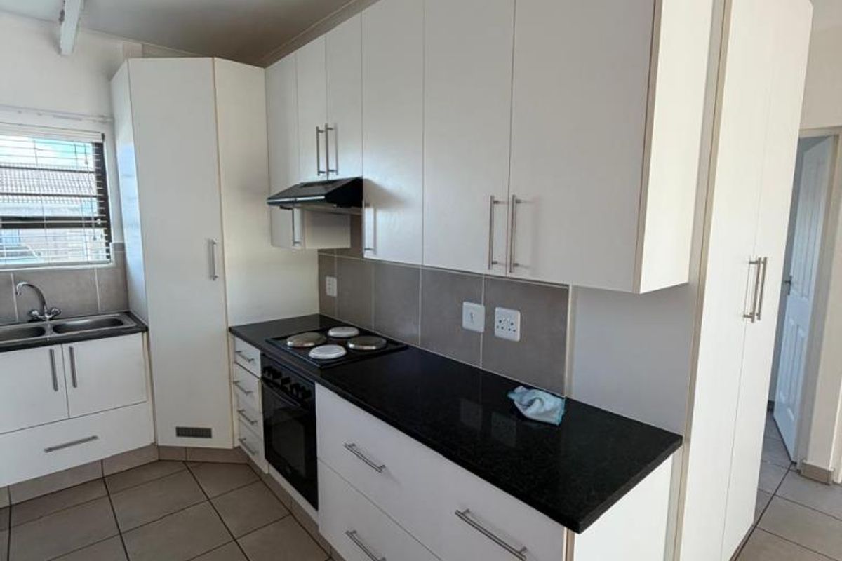 Beautiful 2 Bedroom Townhouse For Rent in Gonubie - Photo 3
