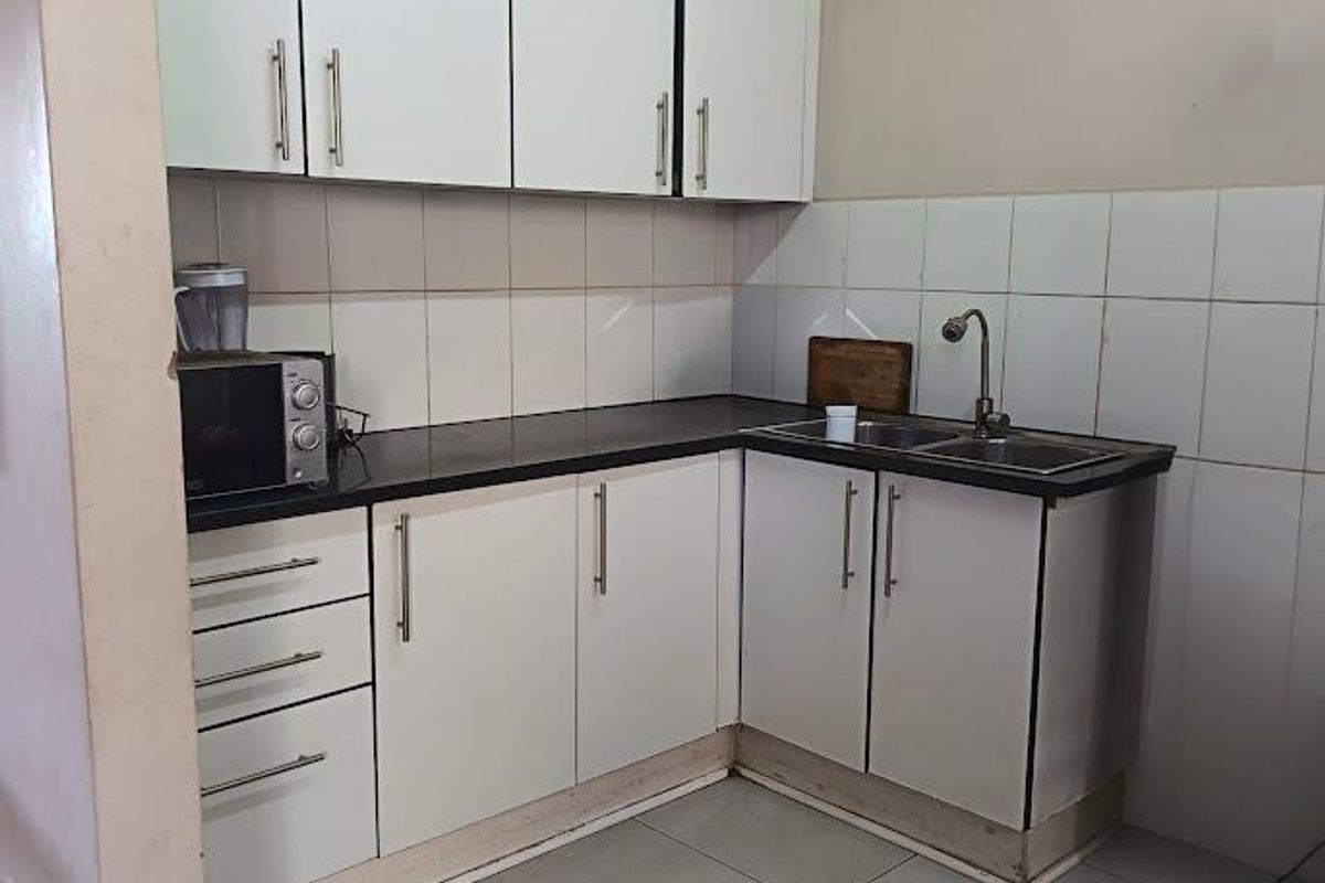 Charming 2-Bedroom Upstairs Flat in a Secure Complex - Photo 4