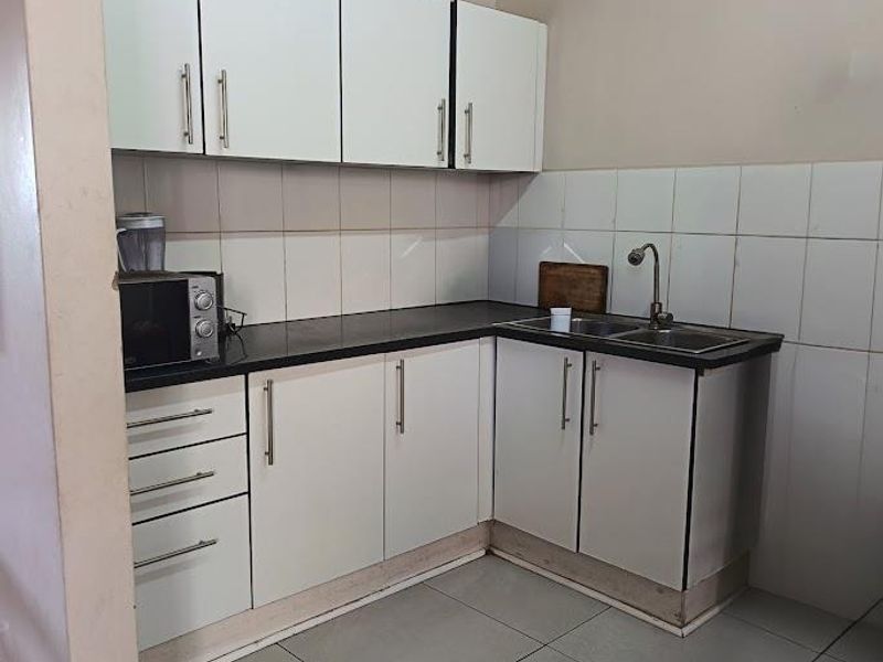 Charming 2-Bedroom Upstairs Flat in a Secure Complex - Photo 4