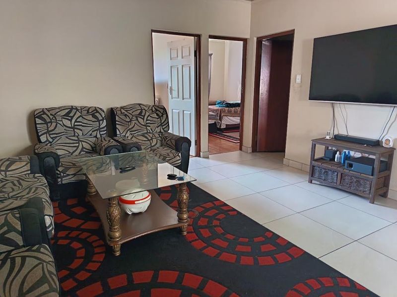 Charming 2-Bedroom Upstairs Flat in a Secure Complex - Photo 8