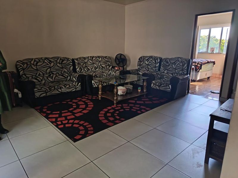 Charming 2-Bedroom Upstairs Flat in a Secure Complex - Photo 7