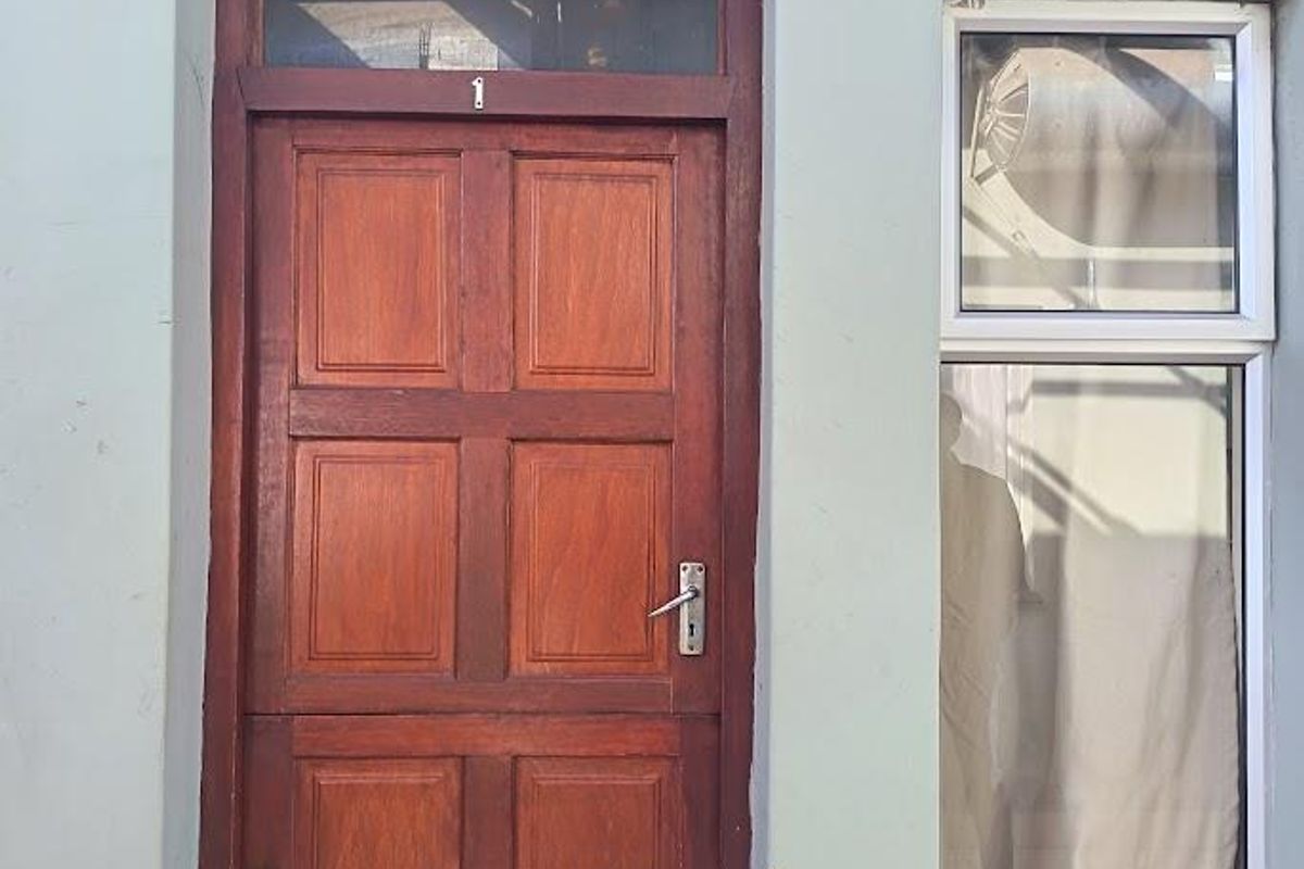 Charming 2-Bedroom Upstairs Flat in a Secure Complex - Photo 3