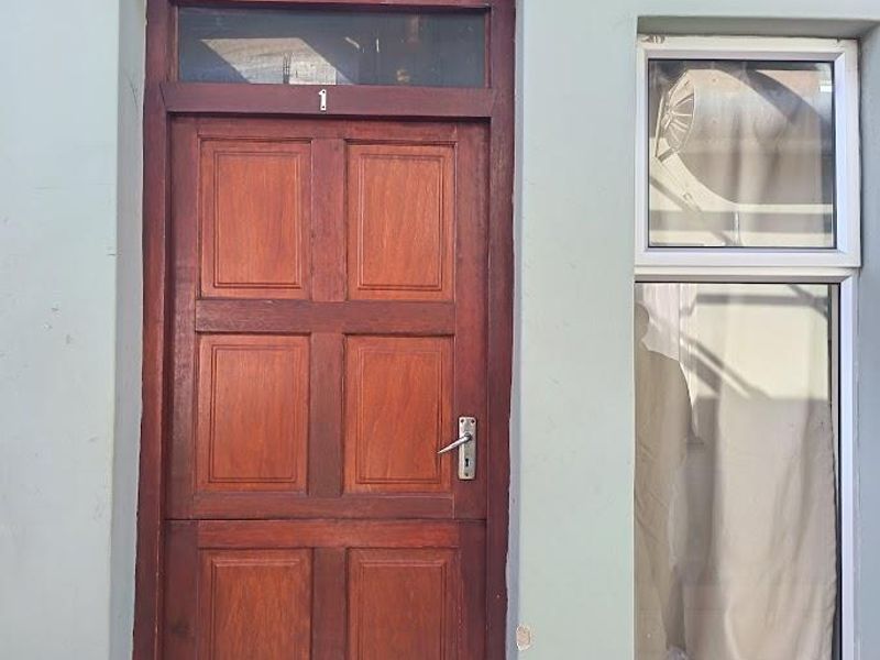 Charming 2-Bedroom Upstairs Flat in a Secure Complex - Photo 3
