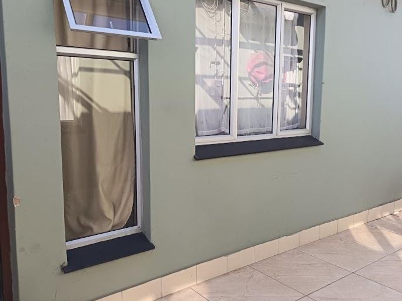 Charming 2-Bedroom Upstairs Flat in a Secure Complex - Photo 2