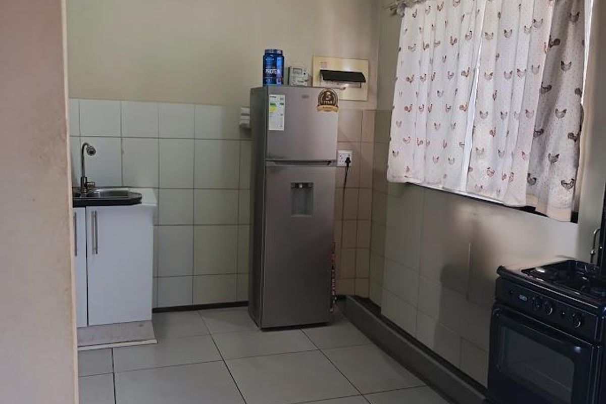 Charming 2-Bedroom Upstairs Flat in a Secure Complex - Photo 5