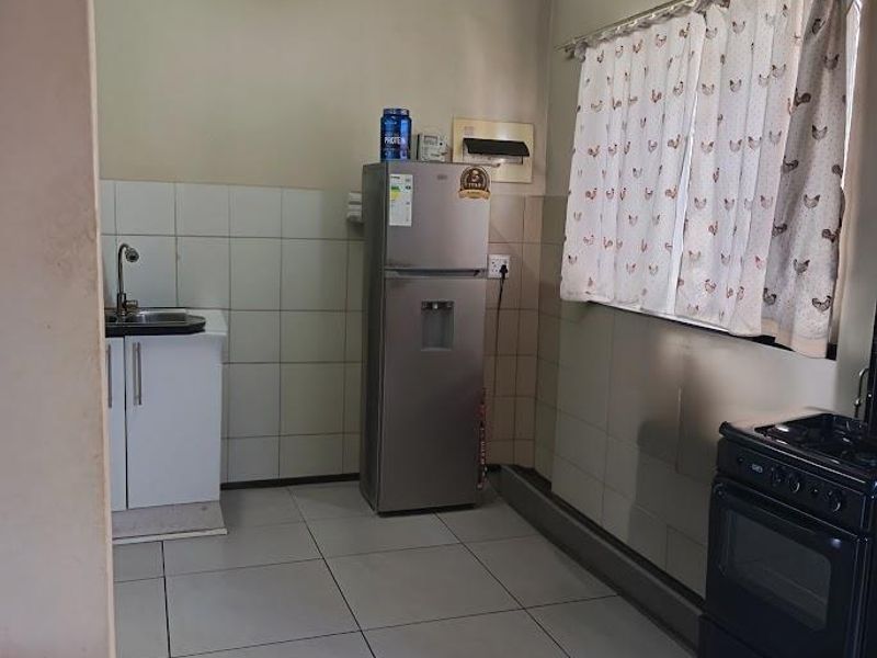 Charming 2-Bedroom Upstairs Flat in a Secure Complex - Photo 5