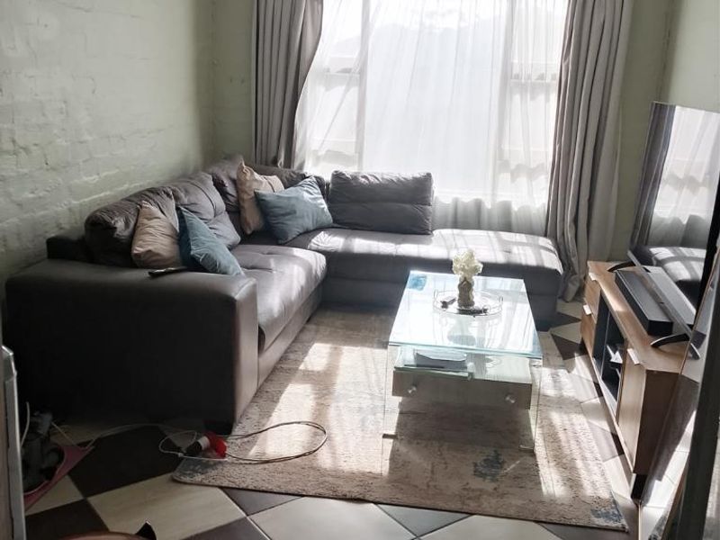 Secure & Sunny Two-Bedroom Apartment Available to Rent in Sohco Village, Amalinda - Photo 2