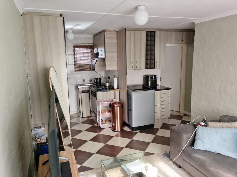 Secure & Sunny Two-Bedroom Apartment Available to Rent in Sohco Village, Amalinda - Photo 3