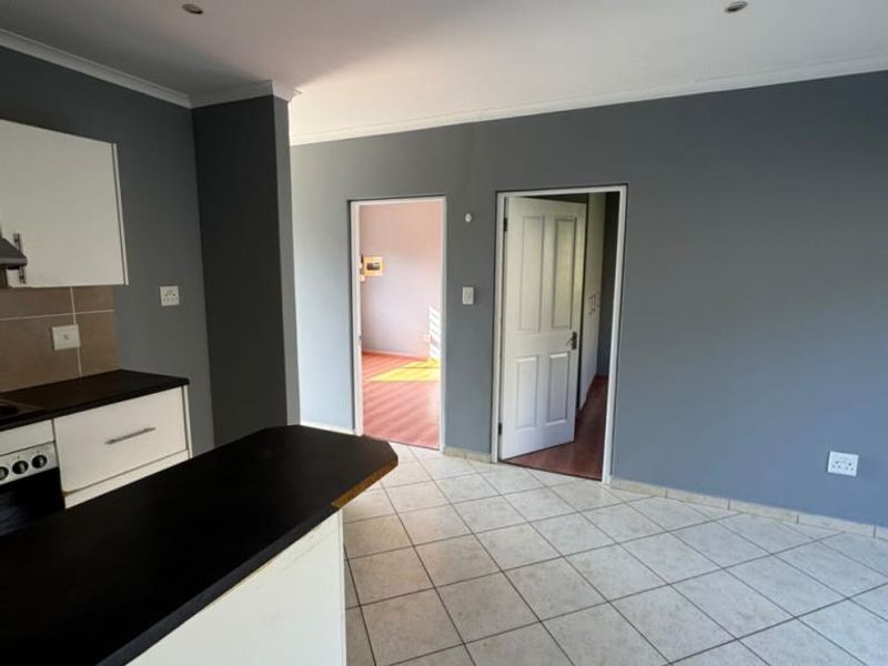Two Bedroom Unit In Secure Complex, Quarry View 1 - Photo 4