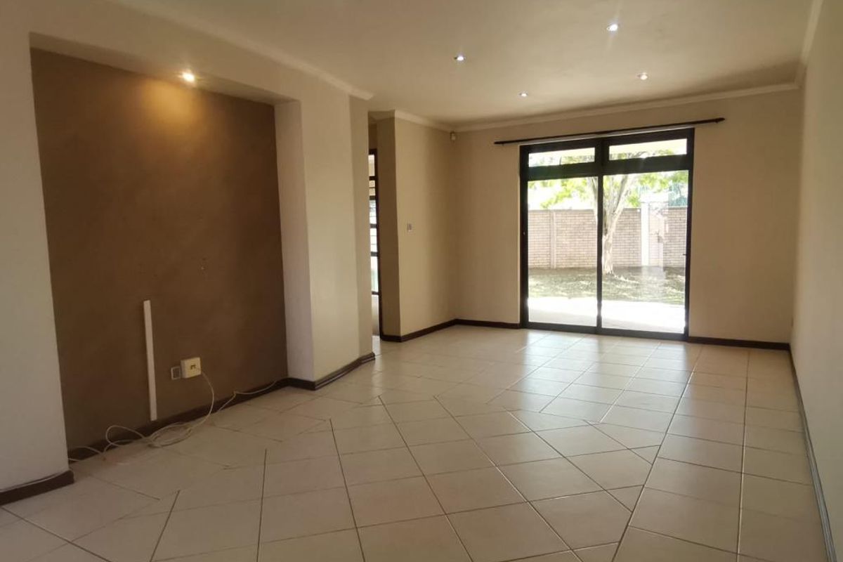 Ground Floor 3 Bedroom Townhouse For Rent | Furstenburg Terrace | Nahoon - Photo 4