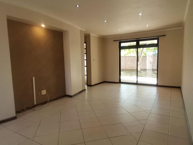 Ground Floor 3 Bedroom Townhouse For Rent | Furstenburg Terrace | Nahoon - Photo 4