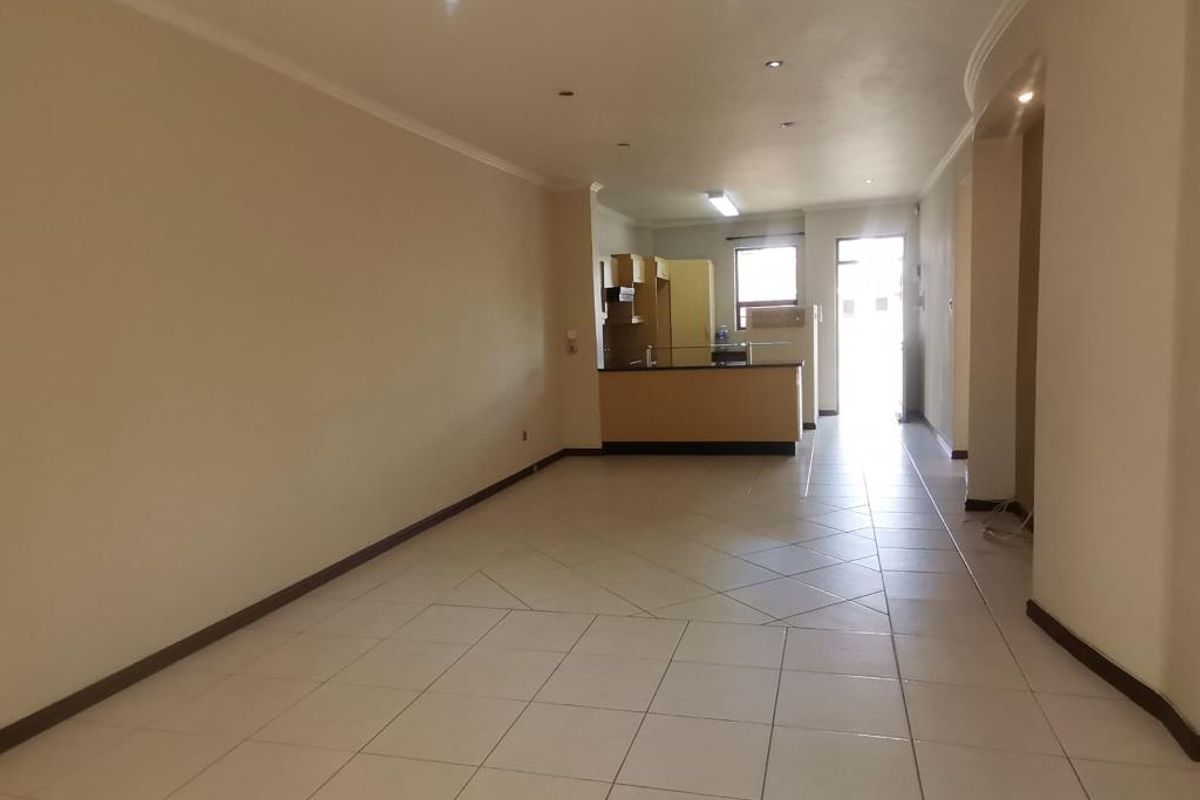 Ground Floor 3 Bedroom Townhouse For Rent | Furstenburg Terrace | Nahoon - Photo 3