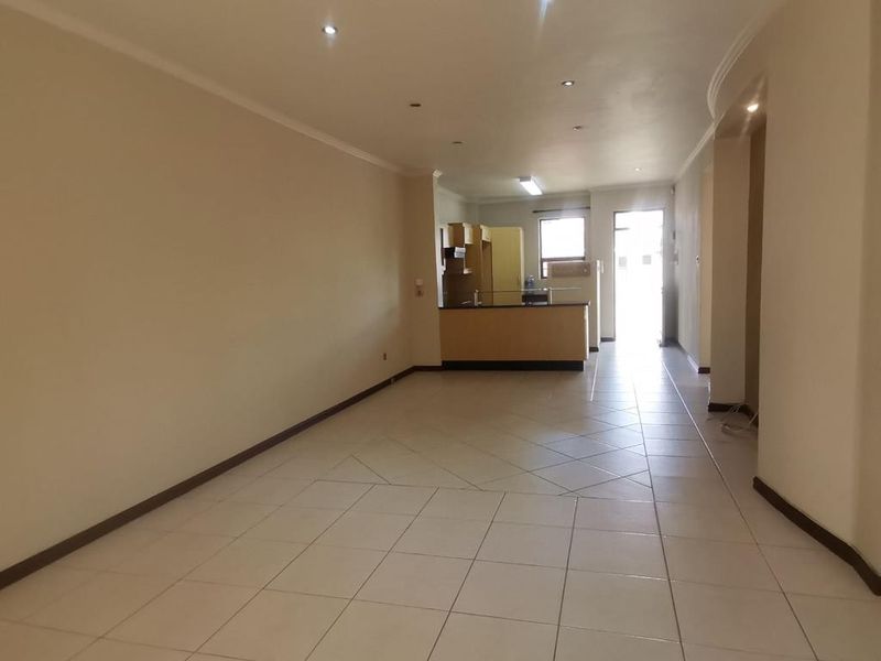 Ground Floor 3 Bedroom Townhouse For Rent | Furstenburg Terrace | Nahoon - Photo 3