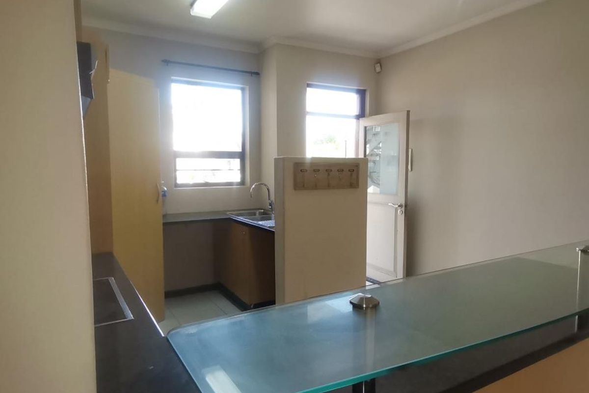 Ground Floor 3 Bedroom Townhouse For Rent | Furstenburg Terrace | Nahoon - Photo 5