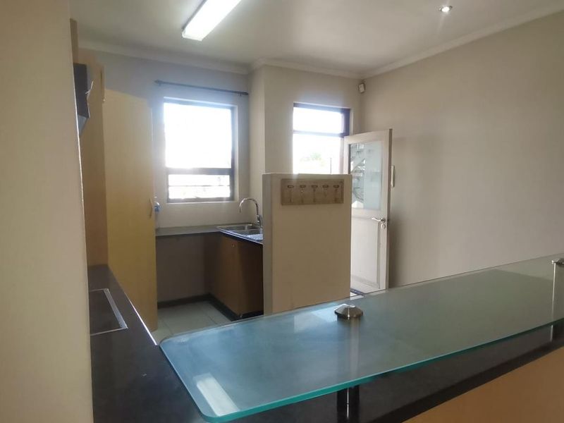 Ground Floor 3 Bedroom Townhouse For Rent | Furstenburg Terrace | Nahoon - Photo 5