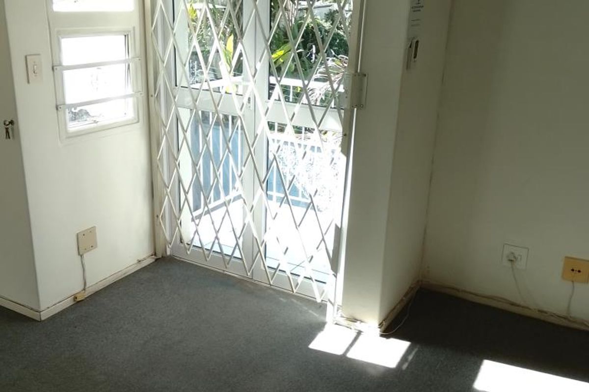 Spacious 2-Bedroom, 2 Bathrooms.  Duplex with private pool. - Photo 3