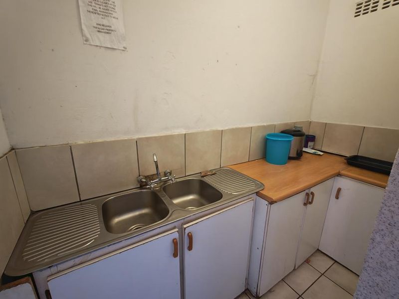 Freshly Painted Room to Rent in the Heart of Quigney! - Photo 8