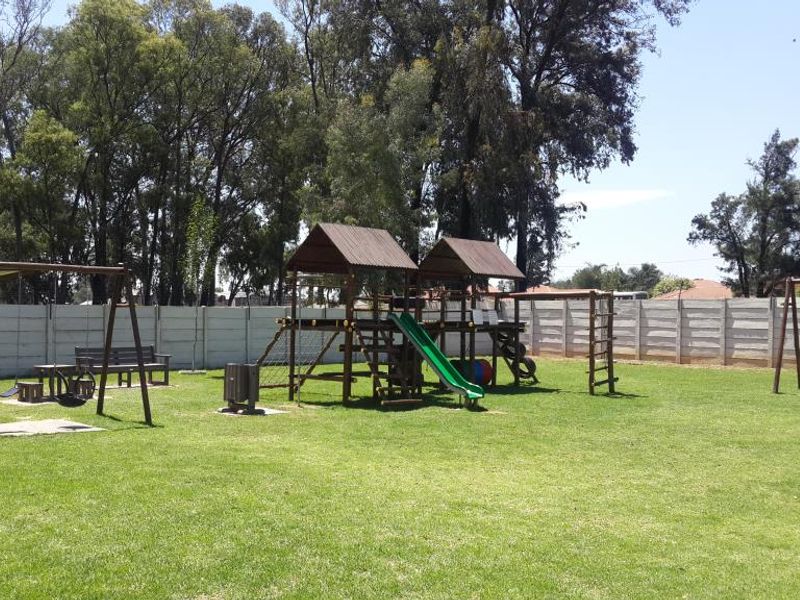580 , Golden Oaks  - Photo 2