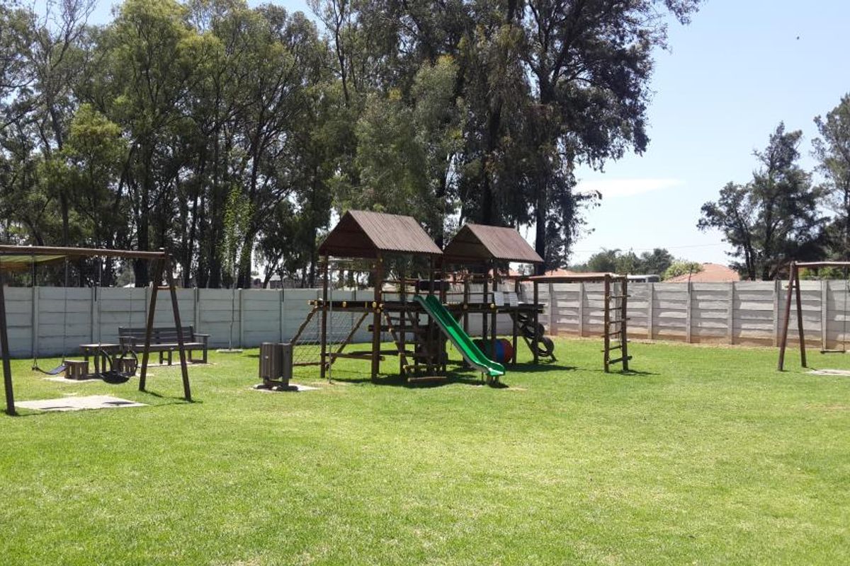 572 , Golden Oaks  - Photo 2