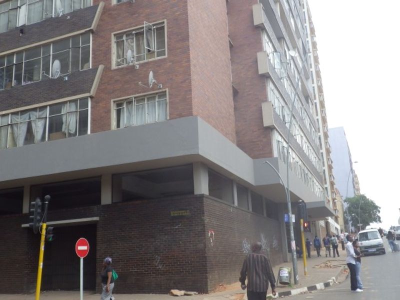 Spacious two bed flat in the heart of highveld building in Hillbrow! - Photo 1