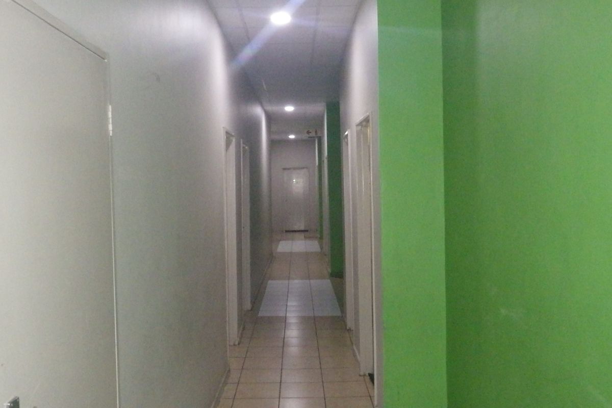 Spacious 1 room unit at Steel & Barnett in the hub of President street,down town Johannesburg - Photo 2