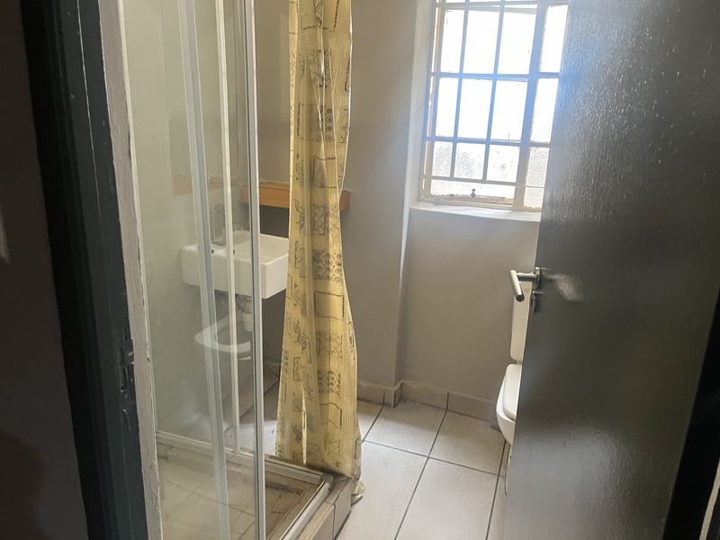 BACHELOR FLAT in TOWER HOUSE - Photo 6