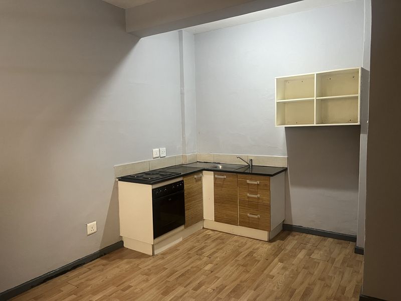 Prime Location Near Transport Hubs and Shopping! - Photo 2