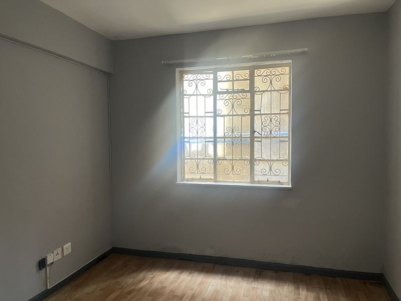 Prime Location Near Transport Hubs and Shopping! - Photo 3