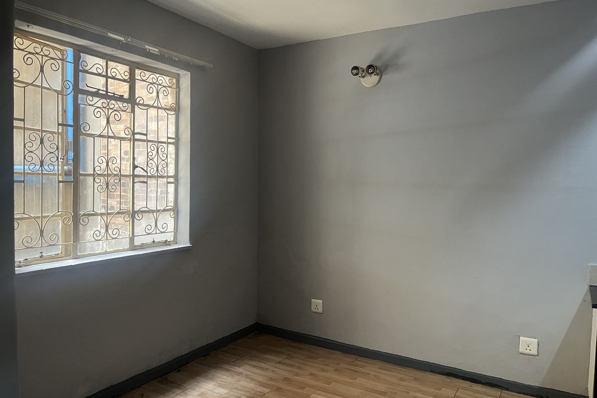 Prime Location Near Transport Hubs and Shopping! - Photo 4
