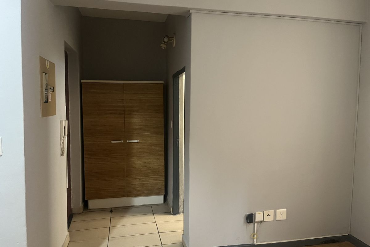 Prime Location Near Transport Hubs and Shopping! - Photo 5