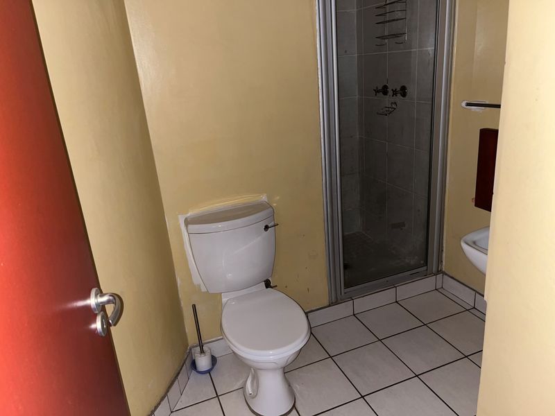 BACHELOR FLAT AVAILABLE IN COLLEGE HOUSE - Photo 8