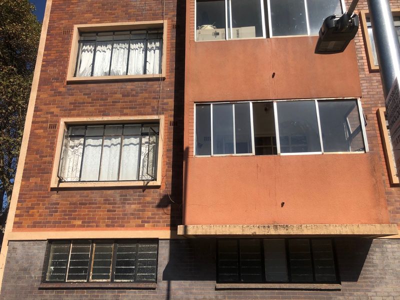 2 Bedroomed Flat in Beckenhill Court,Yeoville,Johannesburg. - Photo 1