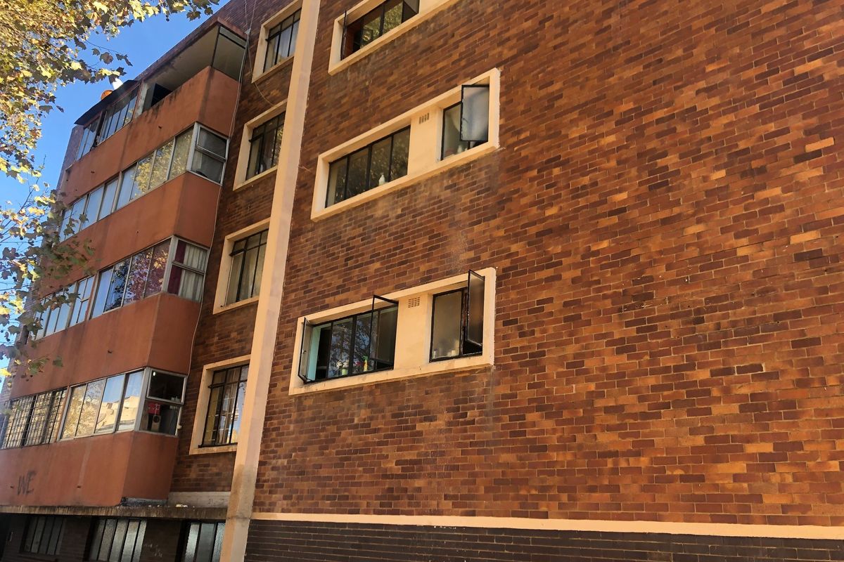 2 Bedroomed Flat in Beckenhill Court,Yeoville,Johannesburg. - Photo 5