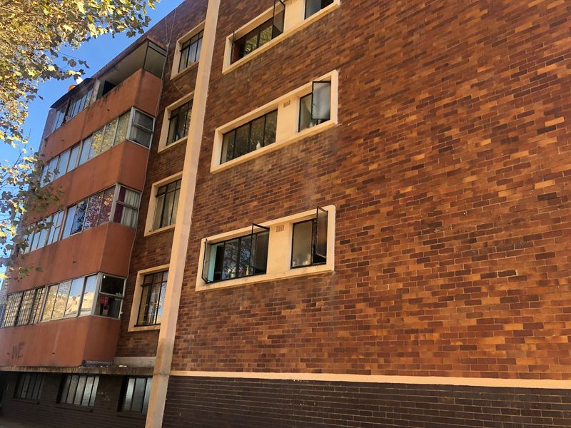 2 Bedroomed Flat in Beckenhill Court,Yeoville,Johannesburg. - Photo 5