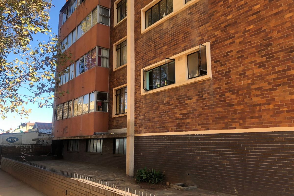 2 Bedroomed Flat in Beckenhill Court,Yeoville,Johannesburg. - Photo 4