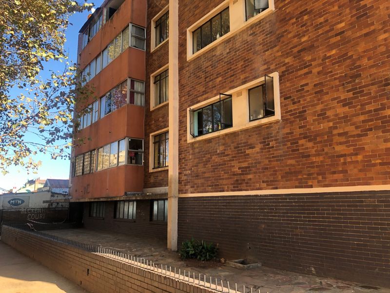2 Bedroomed Flat in Beckenhill Court,Yeoville,Johannesburg. - Photo 4