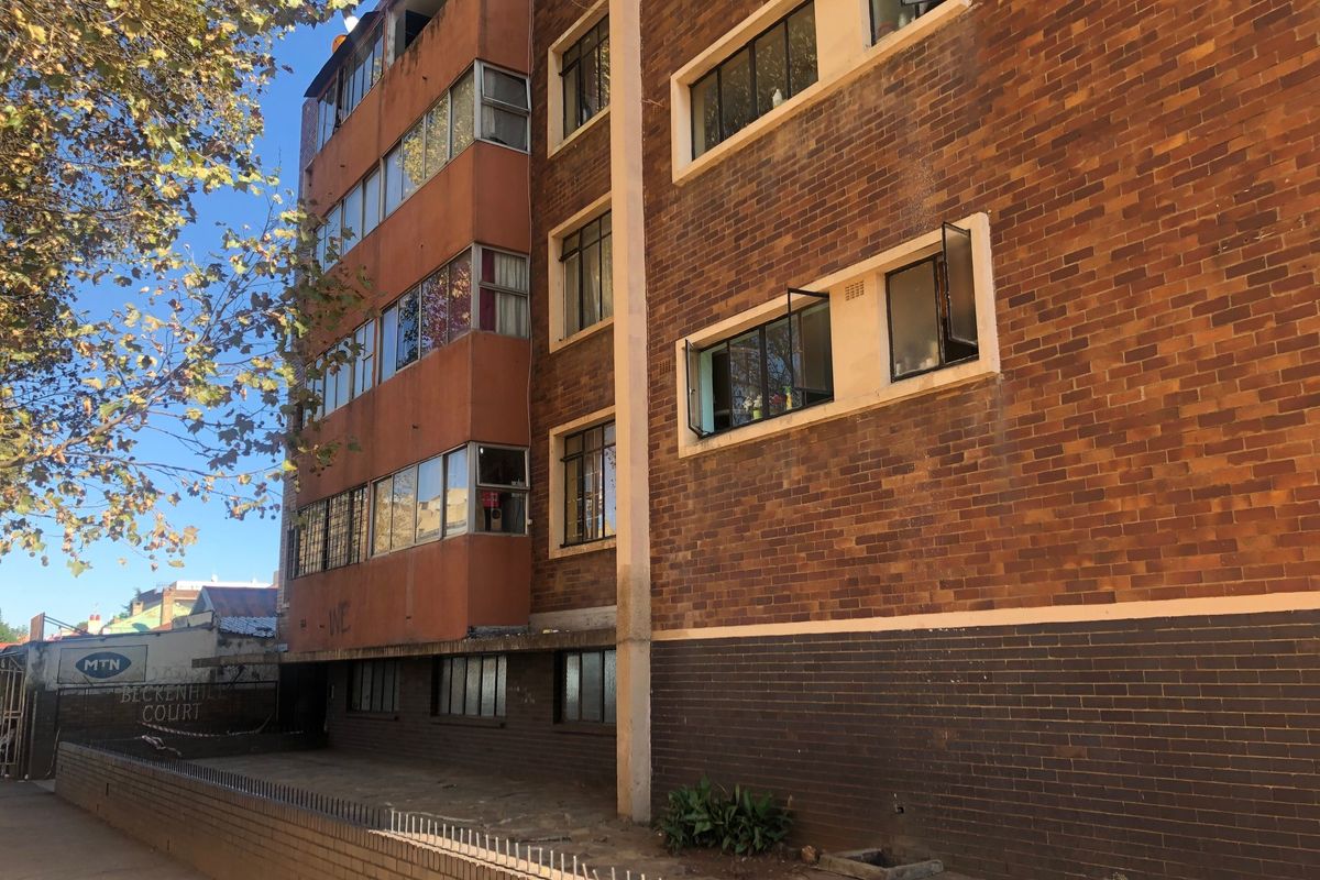 2 Bedroomed Flat in Beckenhill Court,Yeoville,Johannesburg. - Photo 3